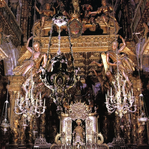 Altar mayor de la catedral, con la figura del Santiago Apóstol en el centro