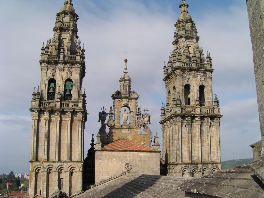 Vista de la parte de atrás de la fachada del Obradoiro, desde los tejados de la catedral